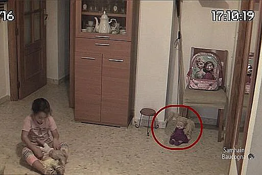 הילדה משחקת לבדה בחדר