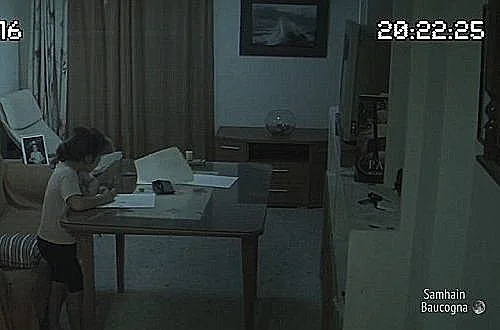 משחקת בסלון - שימו לב לחפצים