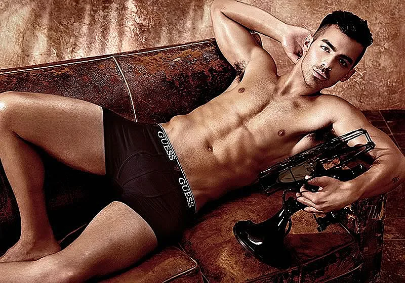 ג'ונאס בתחתונים בלבד