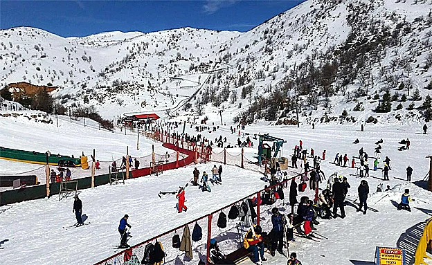 מבקרים בחרמון זמן קצר לפני פתיחת האתר