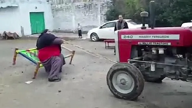 האיש החזק בעולם נגד טרקטור