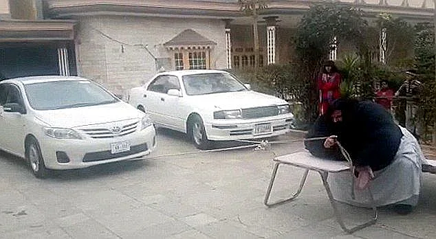 האיש החזק בעולם נגד 2 מכוניות