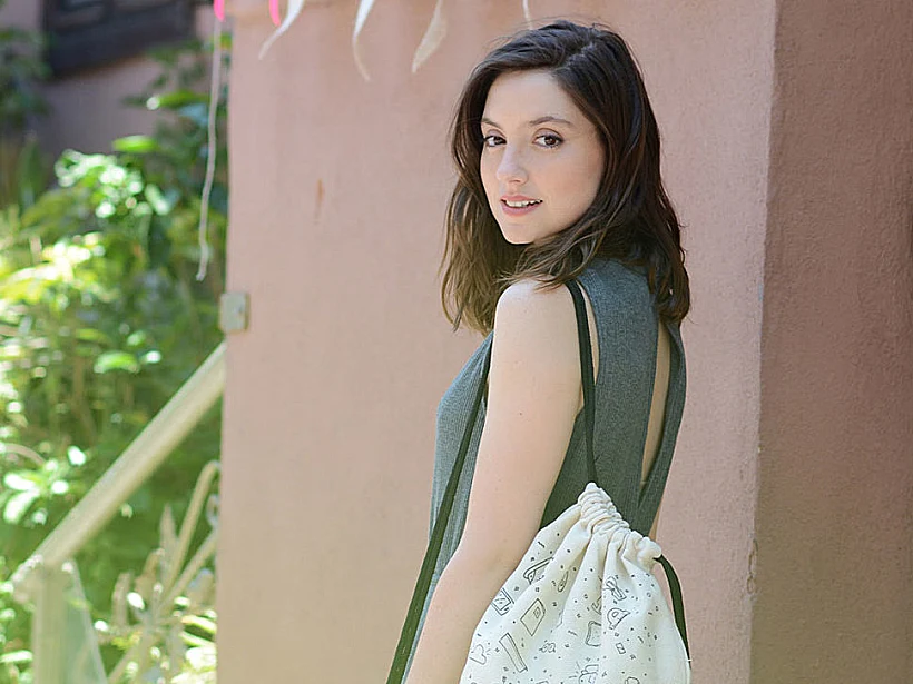 בדרך לבימת התיאטרון. אליאנה תדהר (צילום: ירדן הראל)