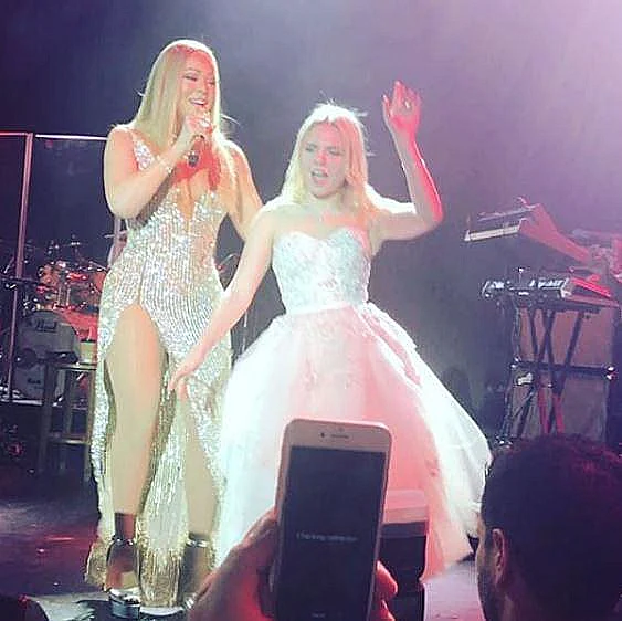 אירנה חוגגת על הבמה עם מריה קארי