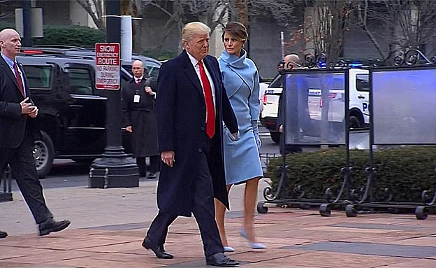 דונלד ומלניה טראמפ בדרכם לכנסייה