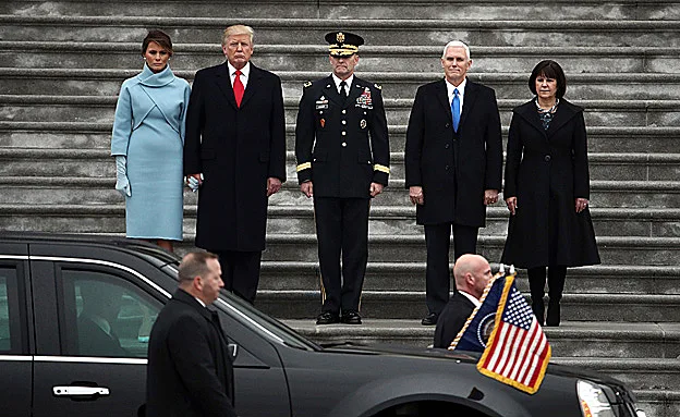 עם סגנו פנה בדרך לבית הלבן