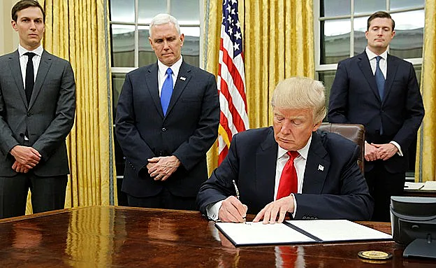 טראמפ חותם על הצו הנשיאותי (רויטרס)