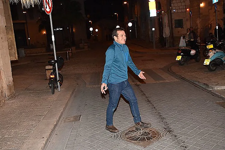 מה אתה עושה פה? דני קושמרו