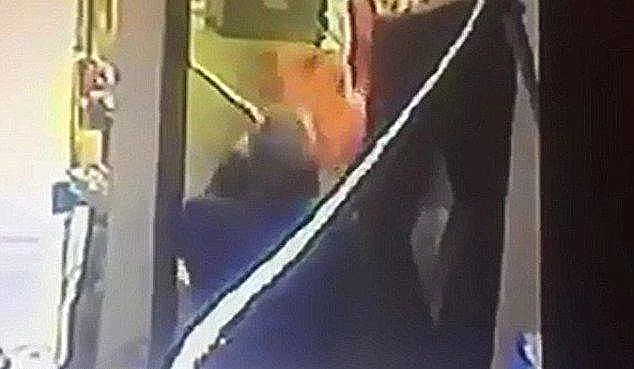 הרגע שבו השף זרק את הצ'ילי לעיניו של הלקוח