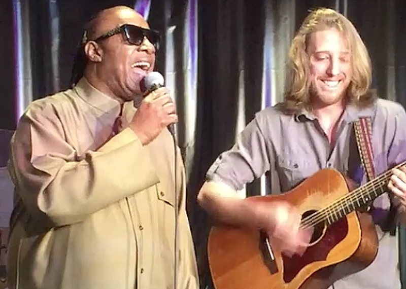 סטיבי וונדר וזמר בית המלון