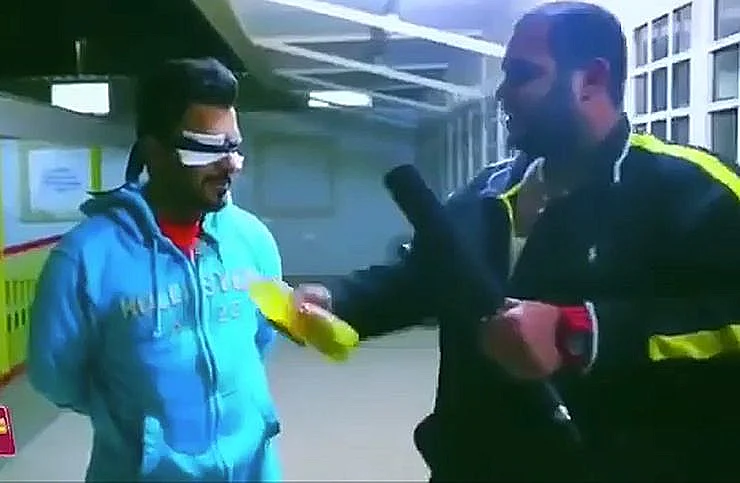 מתיז על המרואיין בנזין בעת עיניו עצומות