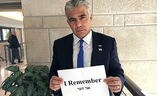 ח''כ לפיד עם השלט