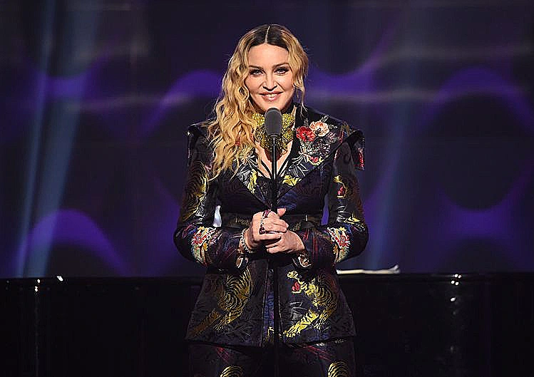 מרחיבה את המשפחה. מדונה