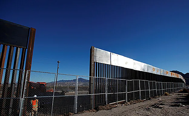 עבודות להשלמת החומה עם מקסיקו, היום (רויטרס)