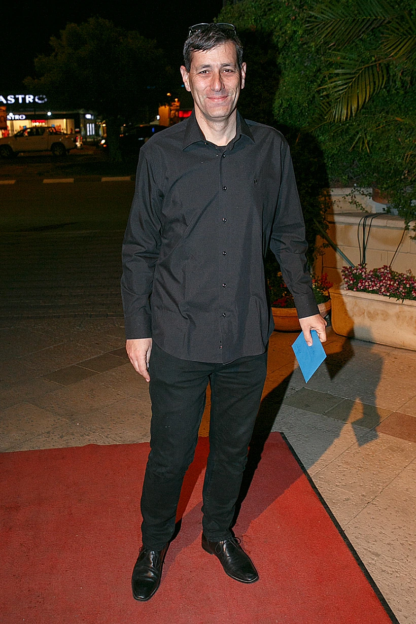 יואב לימור עם המעטפה