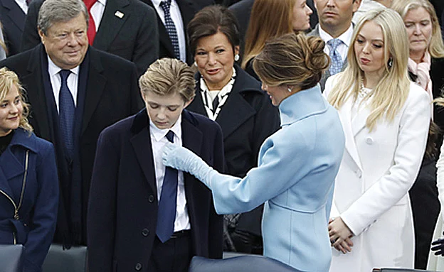 עם האם מלאניה בטקס ההשבעה (רויטרס)