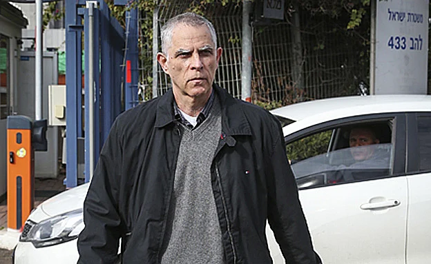 מוזס יוצא מחקירתו במשטרה