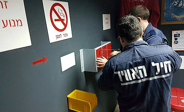 ''עוזר לתרגל תפקוד תחת לחץ''