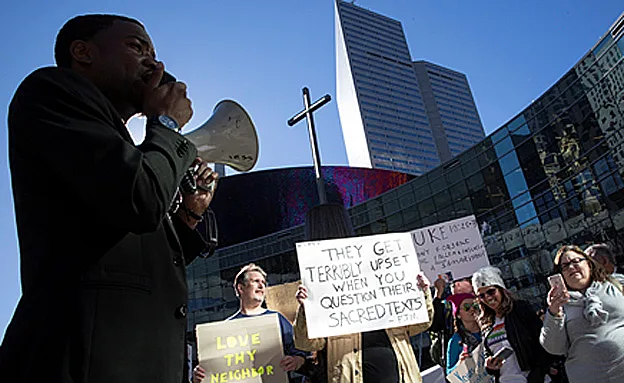 ''המאבק עובר דרך בתי המשפט'' (רויטרס)