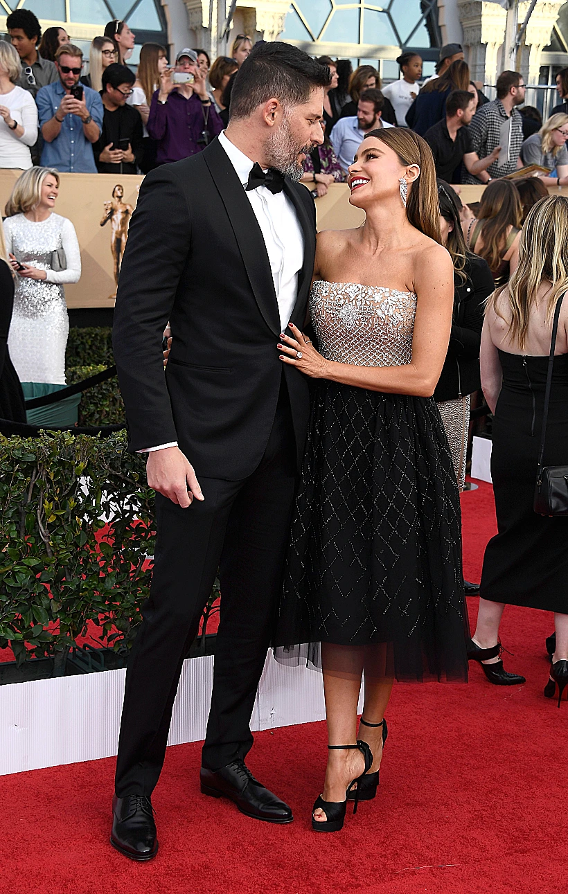 סופיה ורגרה וג'ו מנגניילו על השטיח האדום.