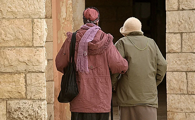 הטיפול בקשישים, נופל על המשפחות (קובי גדעון, פלאש 90)