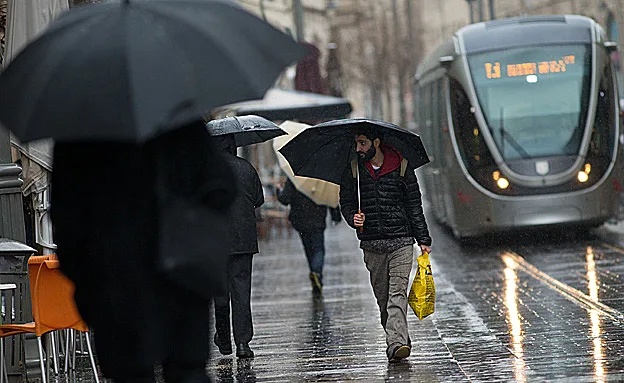 גשם מקומי- עד הצהריים (יונתן סינדל / פלאש 90)