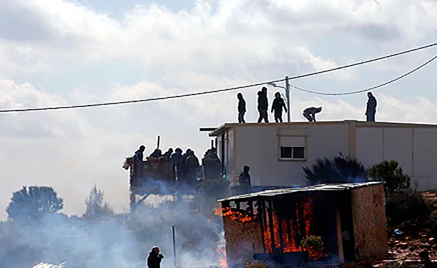 פעילים נערכים לפינוי (רויטרס)