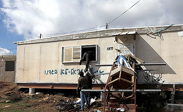 מסתתרים מהכוחות. פינוי עמונה (רויטרס)