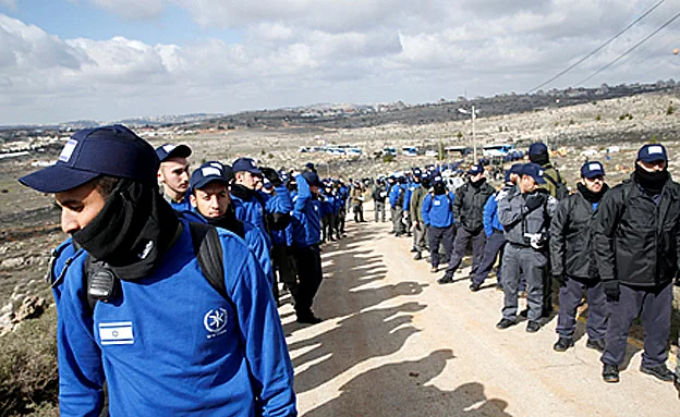 כוחות הביטחון עולים לעמונה (רויטרס)