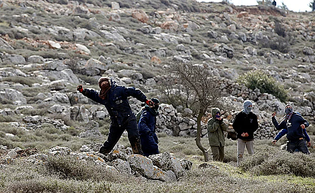 צעירים יידו אבנים על שוטרים