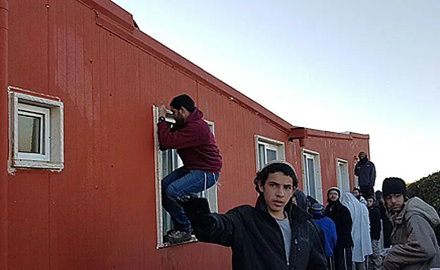 צעירים נכנסים אל המבנה מהחלון (עודד בינו)