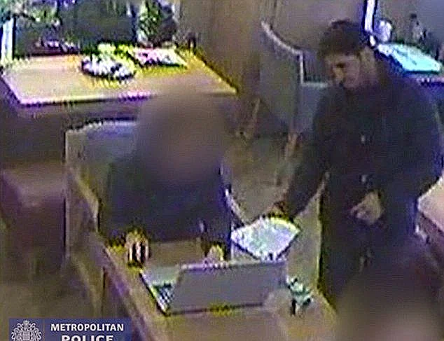 הגנב ניגש אל האישה