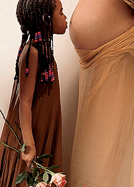 בלו אייבי מנשקת את הבטן של מאמא