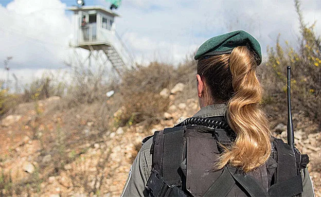 ''בכל יחידה תמצא את המין הנשי'' (חטיבת דובר המשטרה)