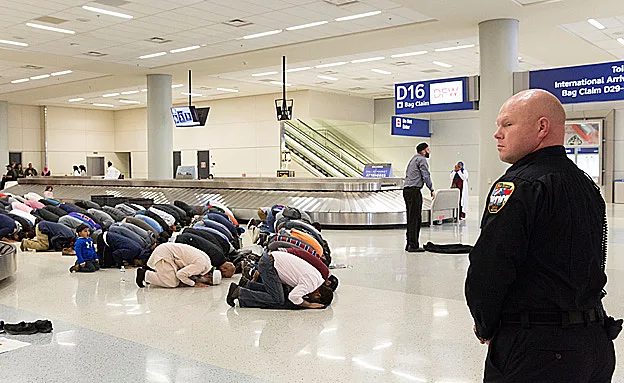 נוסעים מוסלמים בנמל באה''ב