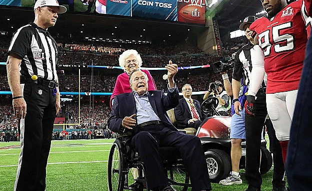 בני הזוג בוש בהטלת המטבע