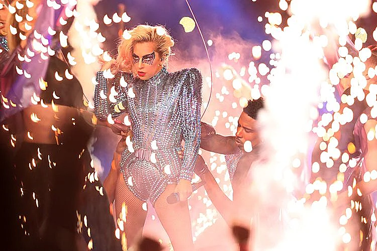 טורפת את הבמה. ליידי גאגא