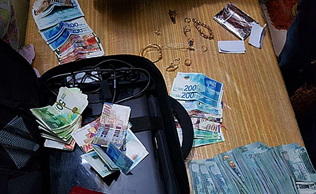 חלק מהכסף שנתפס בפשיטה