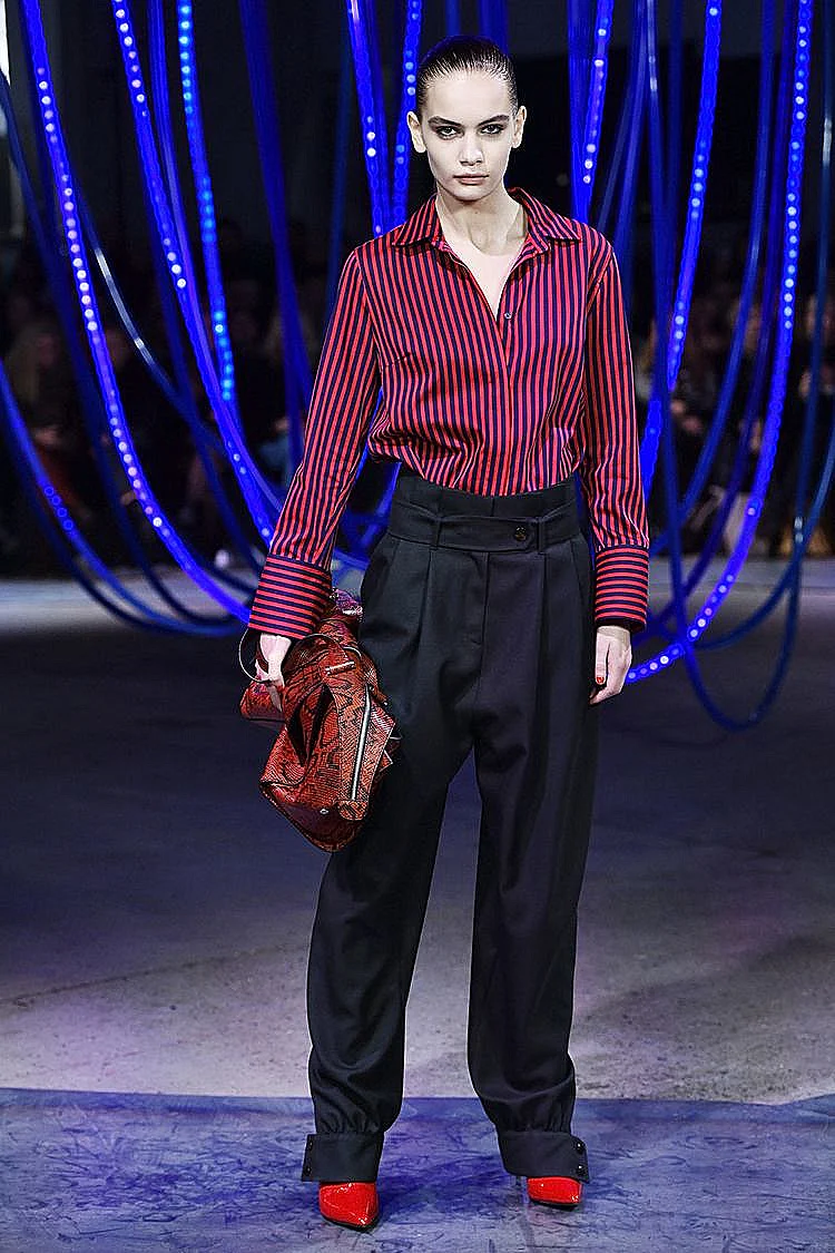 קריצה לשנות ה-80, נעליים אדומות