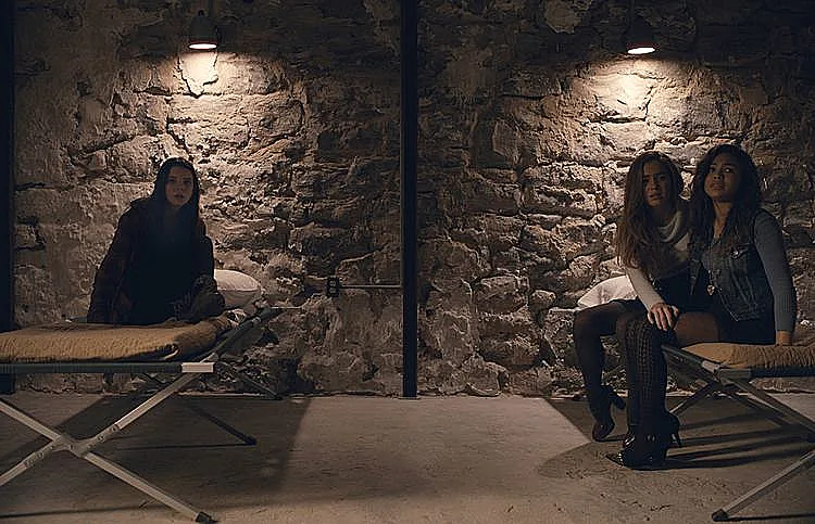 ליהוק הצעירות תורם לאספקט המטריד של הסרט