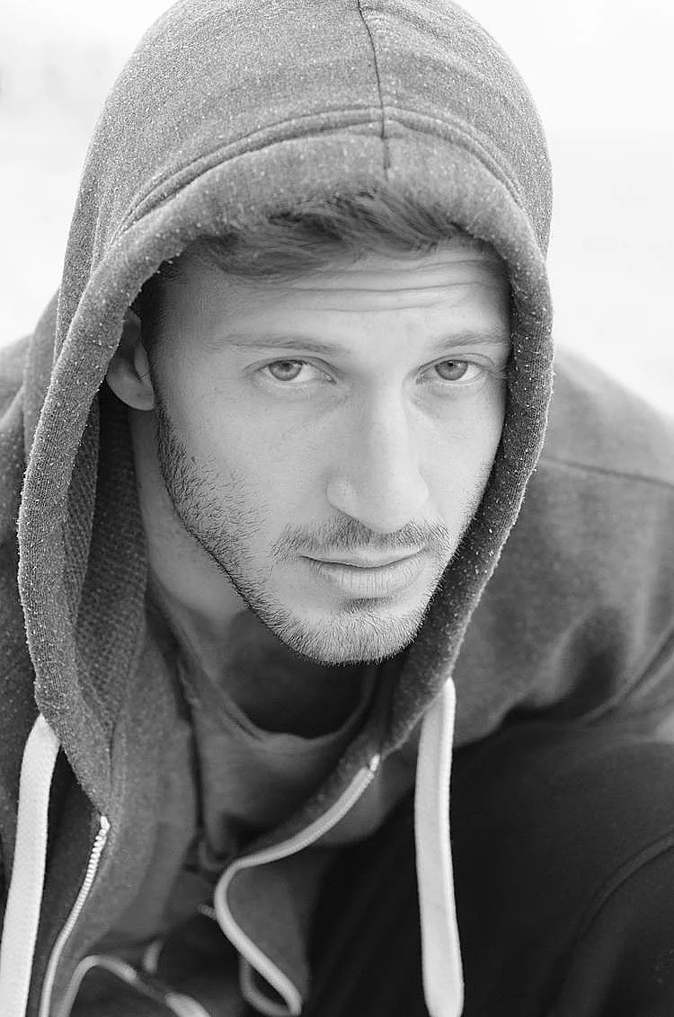 מייקל לואיס יככב כפרזנטור של ארמני