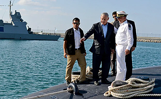 נתניהו על צוללת. ארכיון (לע''מ)