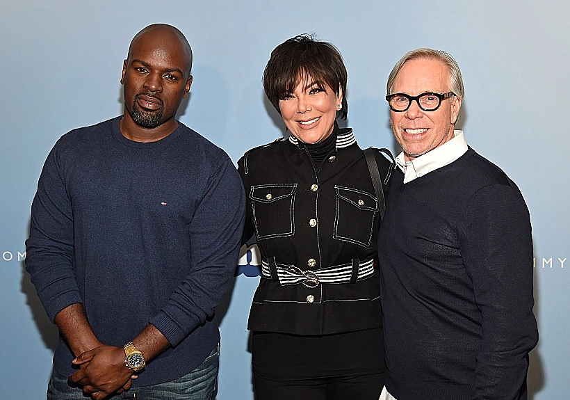 קריס ג'נר עם בן זוגה קורי ומעצב העל טומי הילפגר