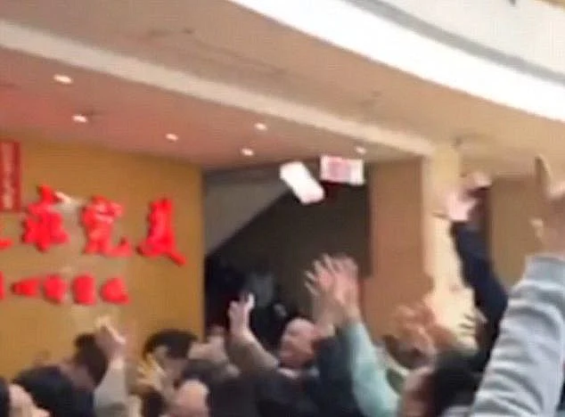 שטרות באוויר! העובדים נאבקים על הכסף