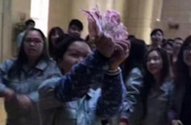 עובדת מאושרת עם השלל