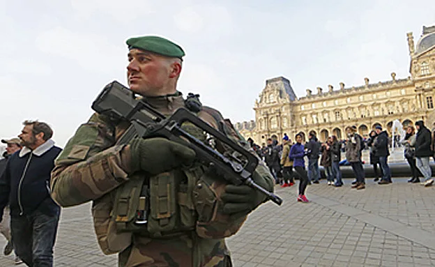 כוננות סמוך למוזיאון הלובר בשבוע שעבר
