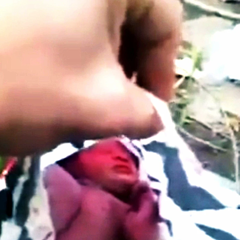 התינוקת בתוך השקית לאחר שנמצאה