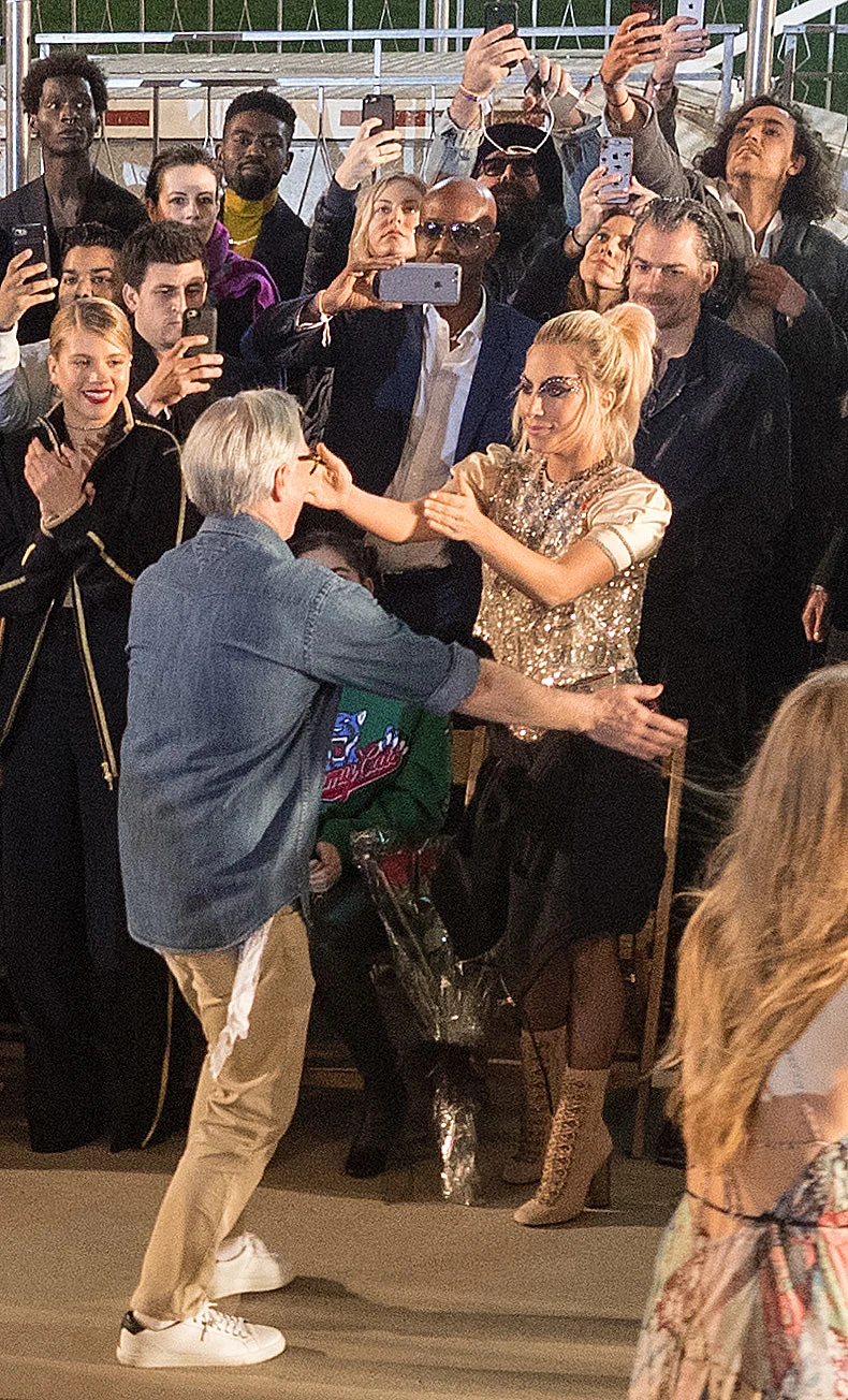 תן לי חיבוק, אבל בלי נשיקה. החבר רואה הכל (Getty)