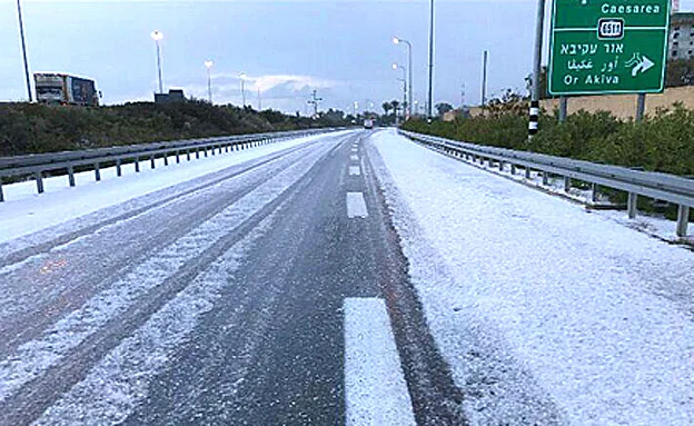הצטברות הברד בכביש