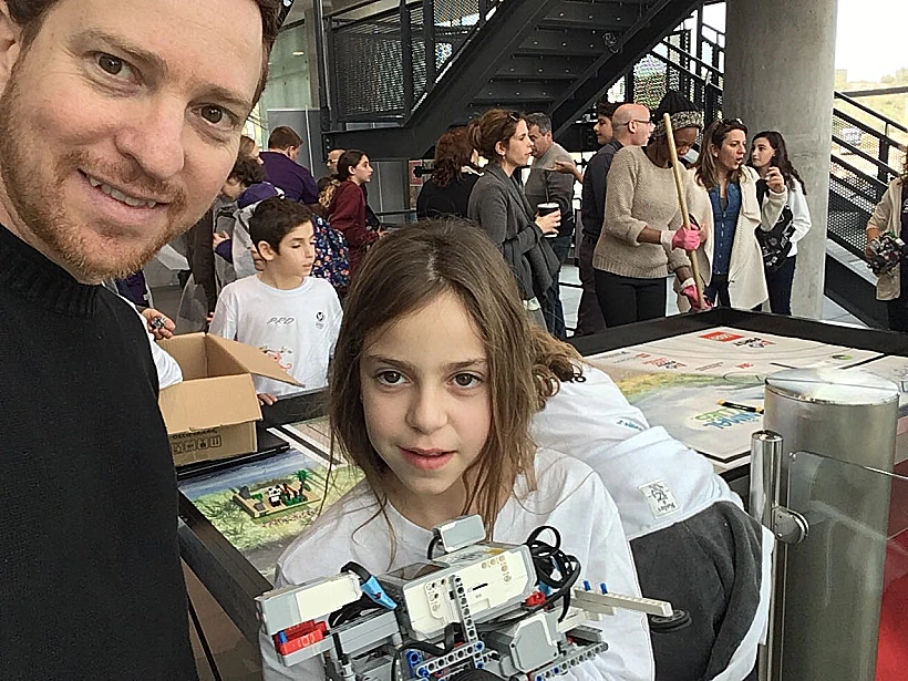 עדי שמורק וביתו